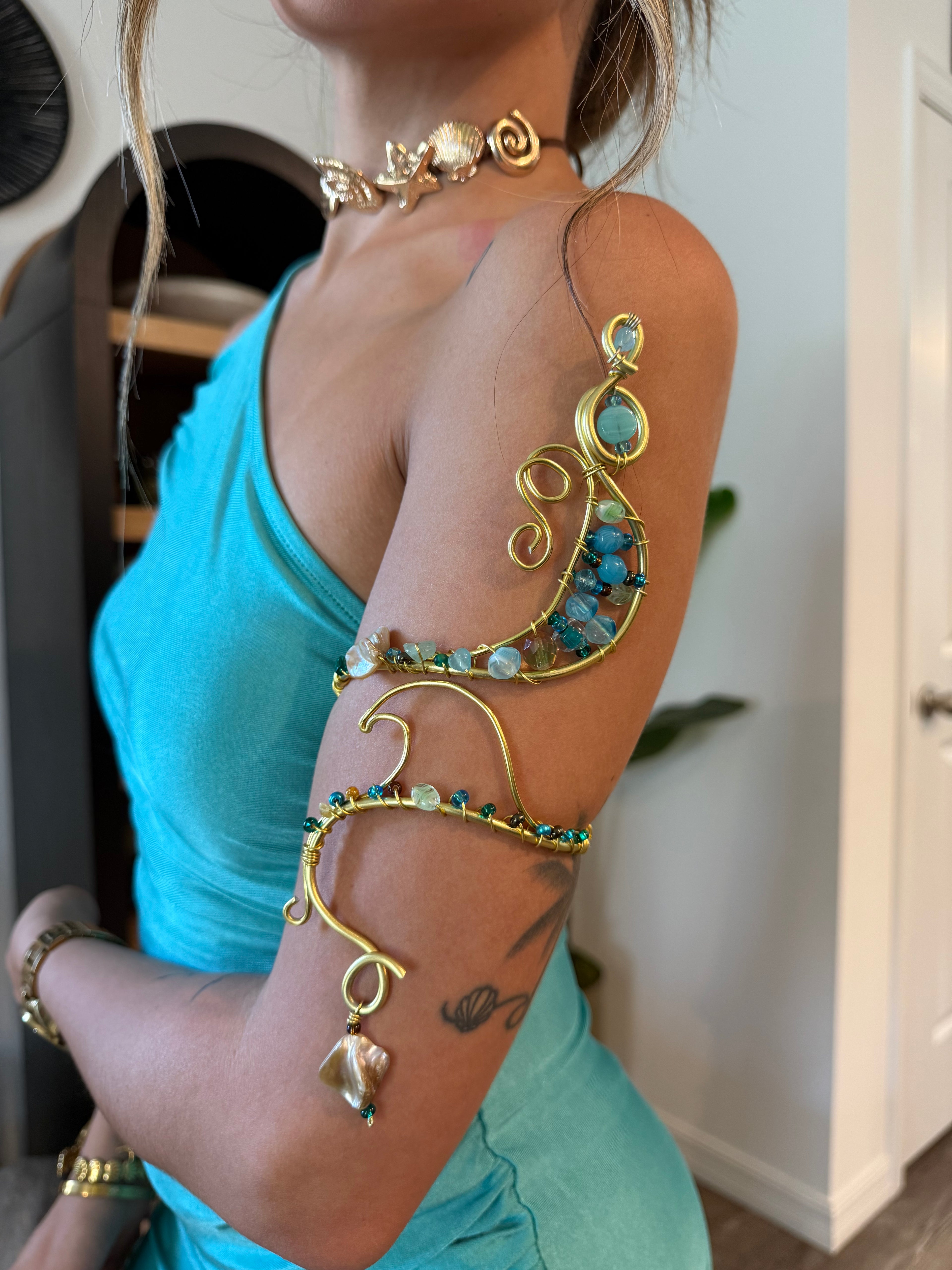 Seahorse arm cuff